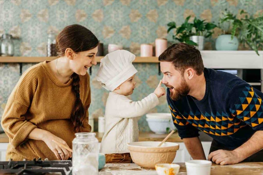 familia cozinhando