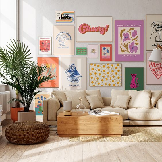 parede decorada com posteres