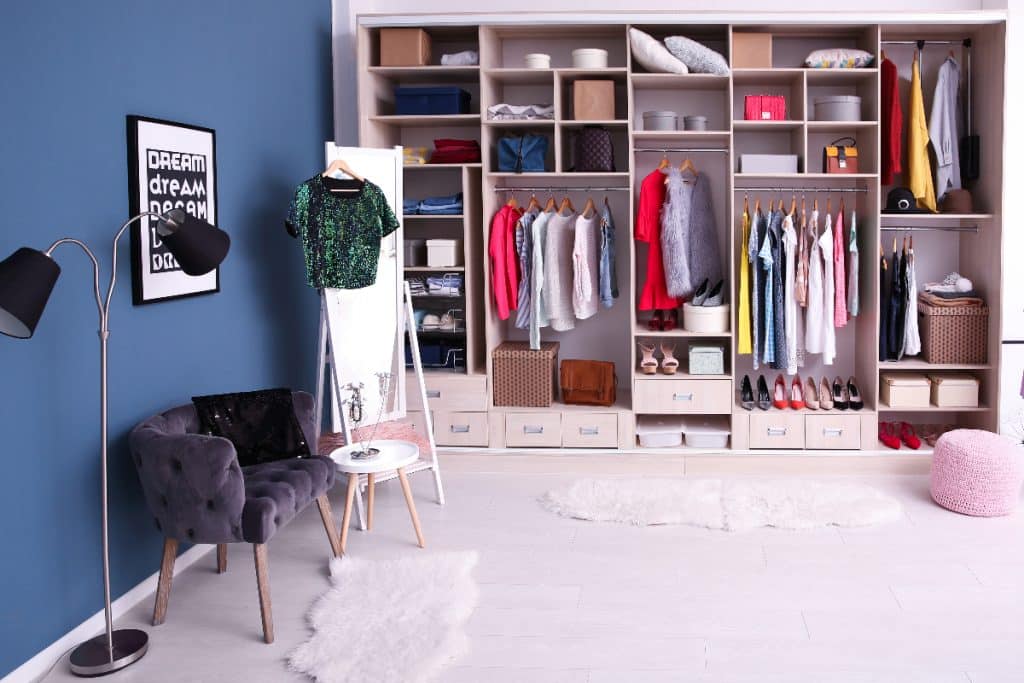Passo a passo para limpar e organizar o guarda-roupa