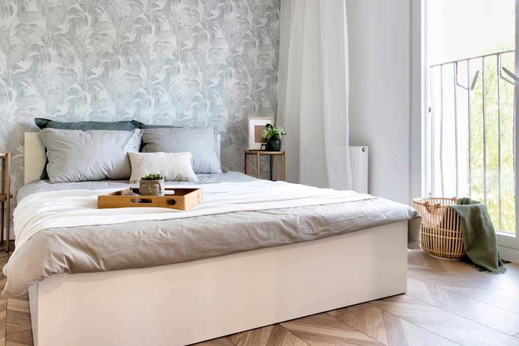 Quarto com papel de parede