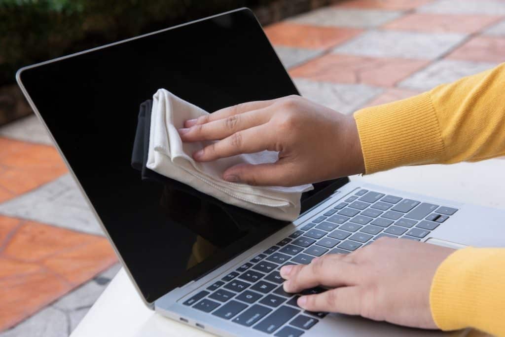Como limpar tela de notebook corretamente