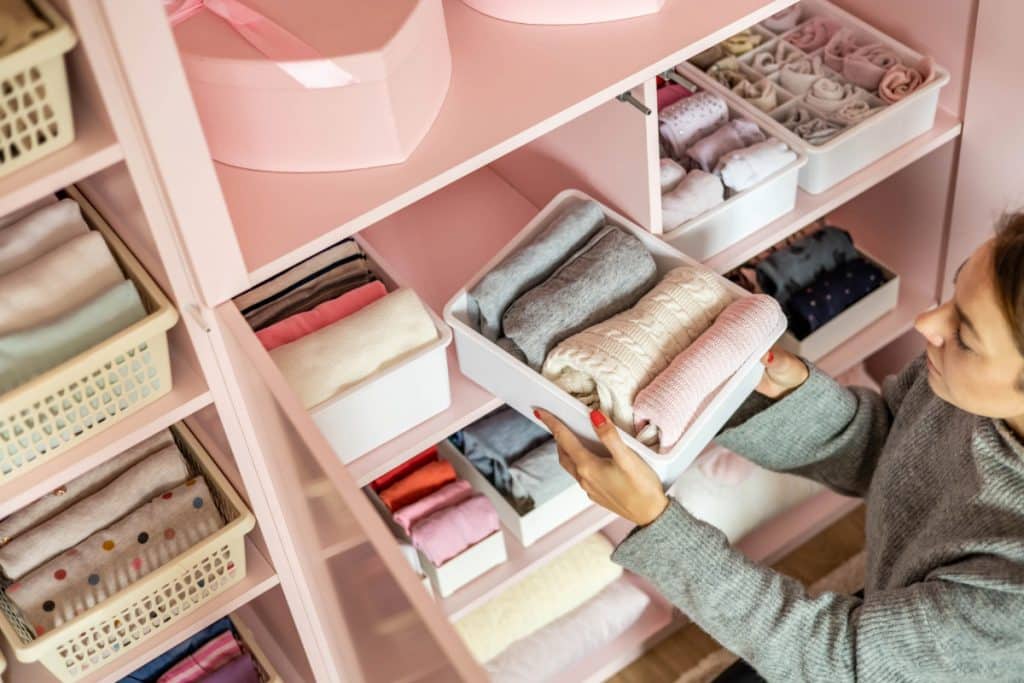 Dicas Eficientes para Organizar o Guarda-Roupa