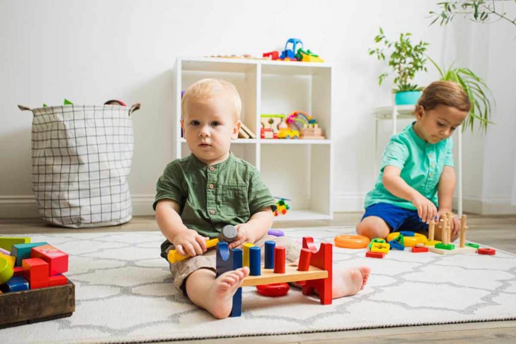 bebes brincando