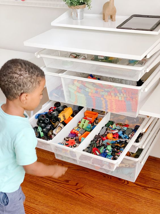 crianca organizando o quarto