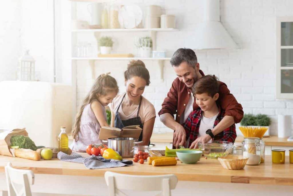 familia cozinhando