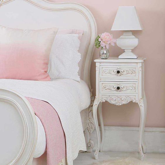 mesa de cabeceira no estilo romantico