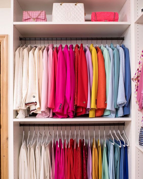 roupas organizadas por cores