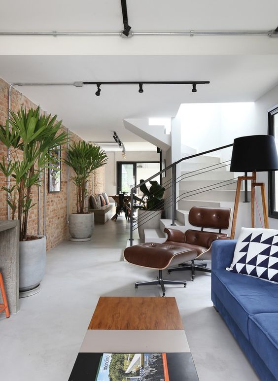 poltrona charles eames na sala de estar