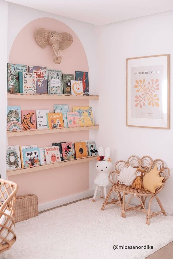 prateleira na decoracao de parede do quarto infantil