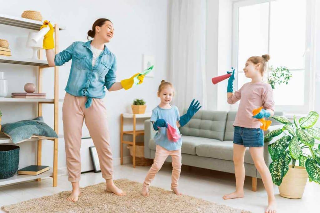 familia organizando a casa