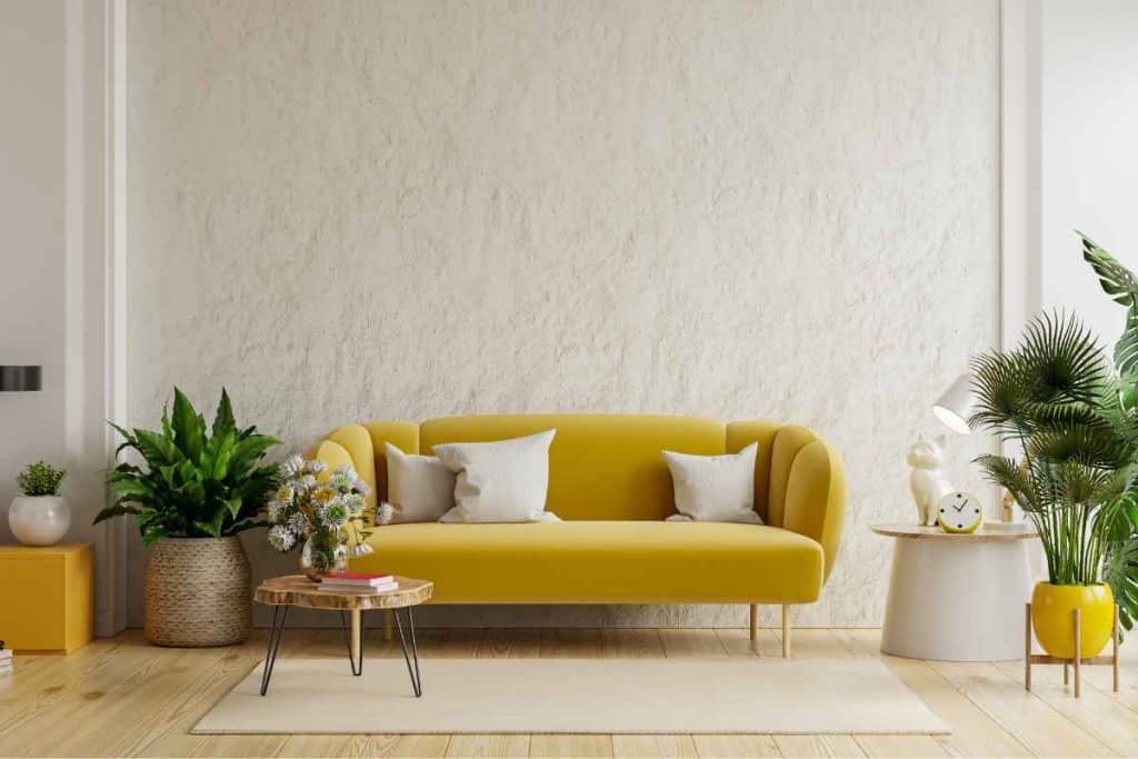 sofa amarelo na sala