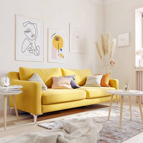 sofa amarelo na sala de estar