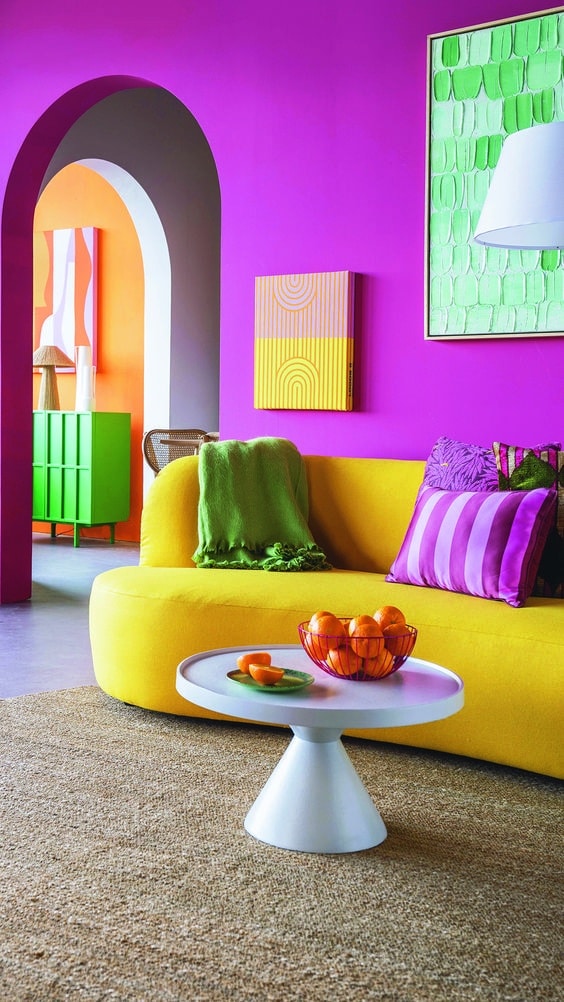 apartamento decorado com cores neon