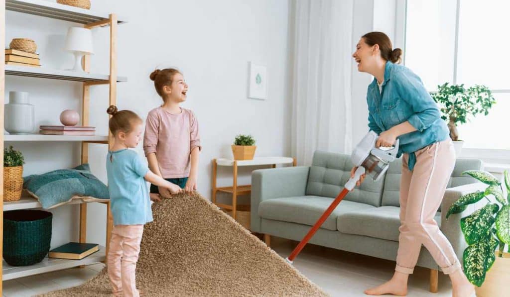 familia arrumando a cas