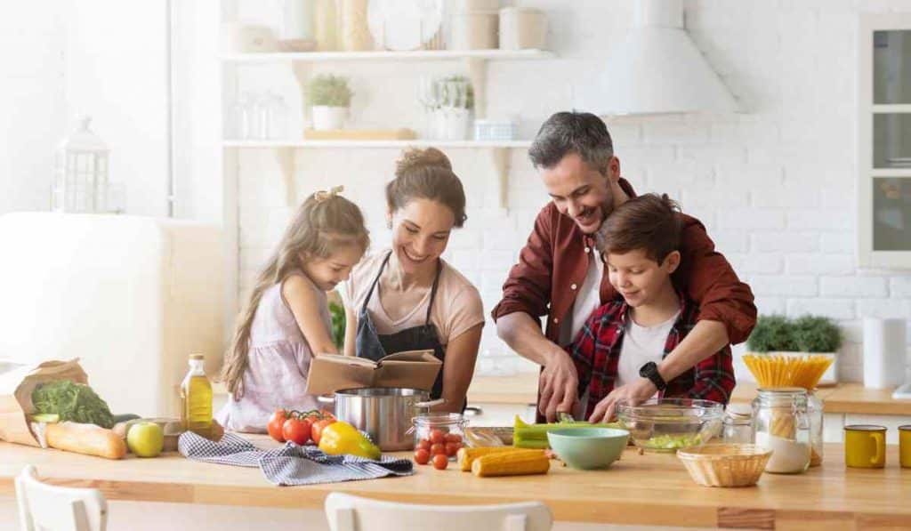 familia cozinhando