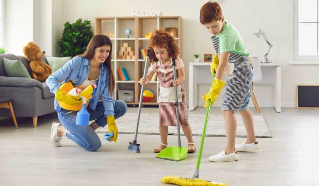 familia limpando a casa