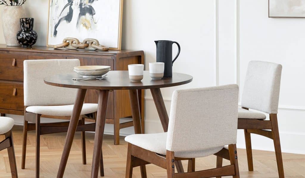 Sala de Jantar Pequena com Mesa redonda
