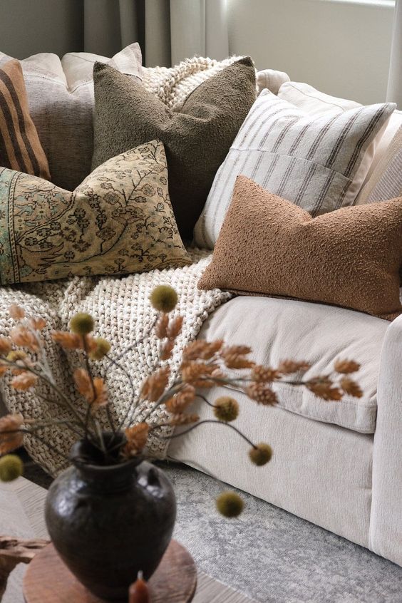 almofadas e manta para decorar sofa