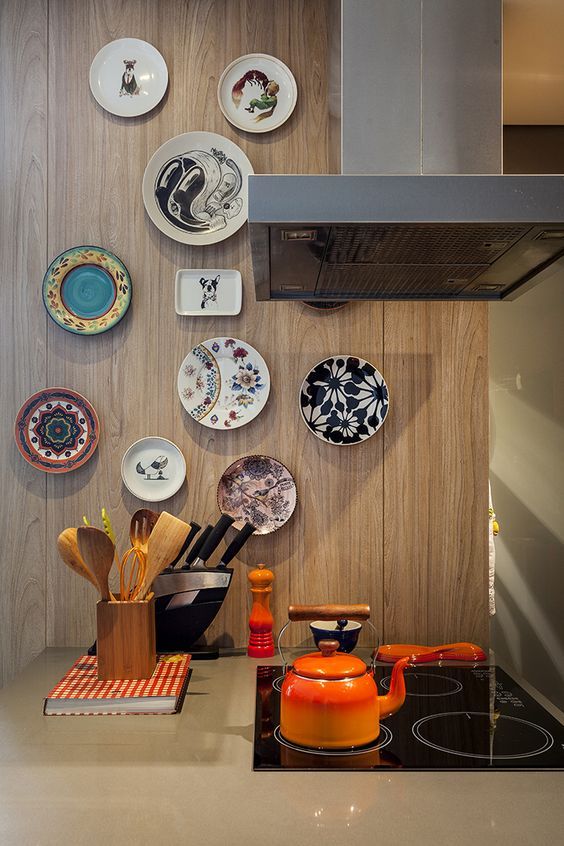 decoracao com pratos na parede