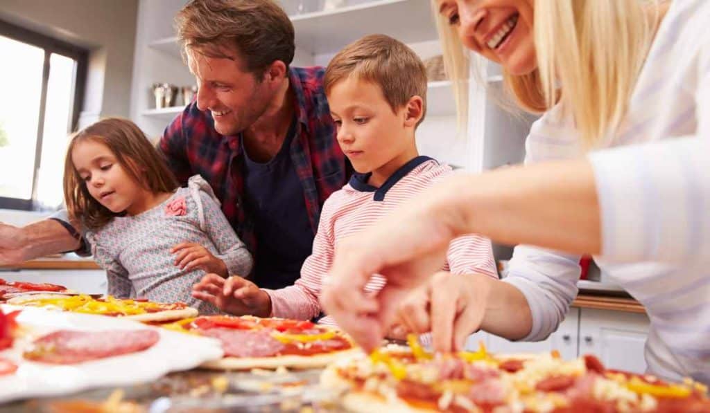 familia fazendo pizza