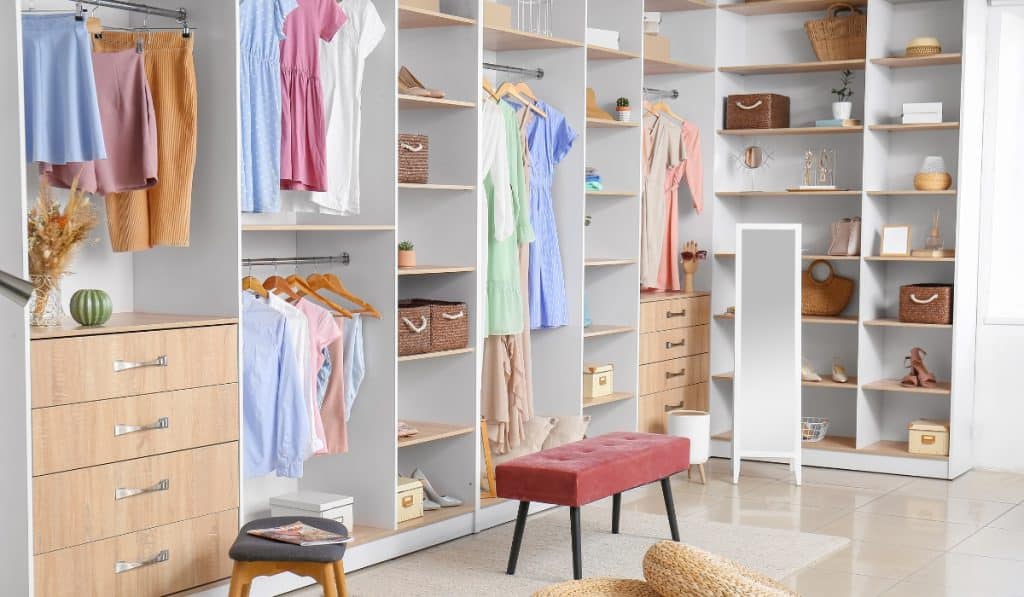 6 ideias para organizar o closet de forma eficiente